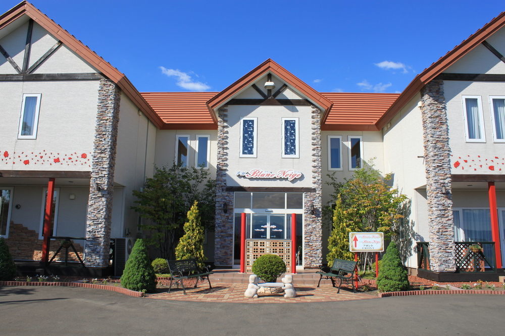 Petit Hotel Blaneneige Nakafurano Екстер'єр фото